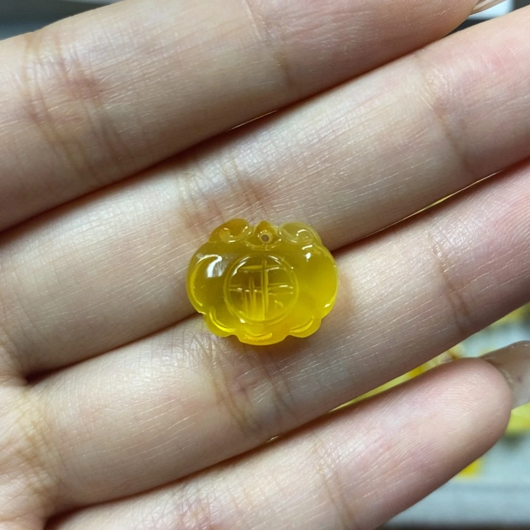 未镶嵌颈饰蜜蜡如意