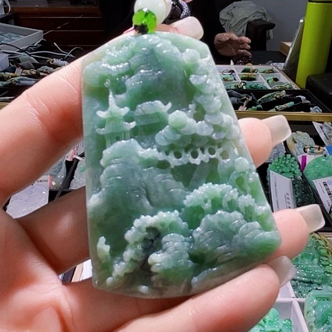 翡翠未镶嵌颈饰一个