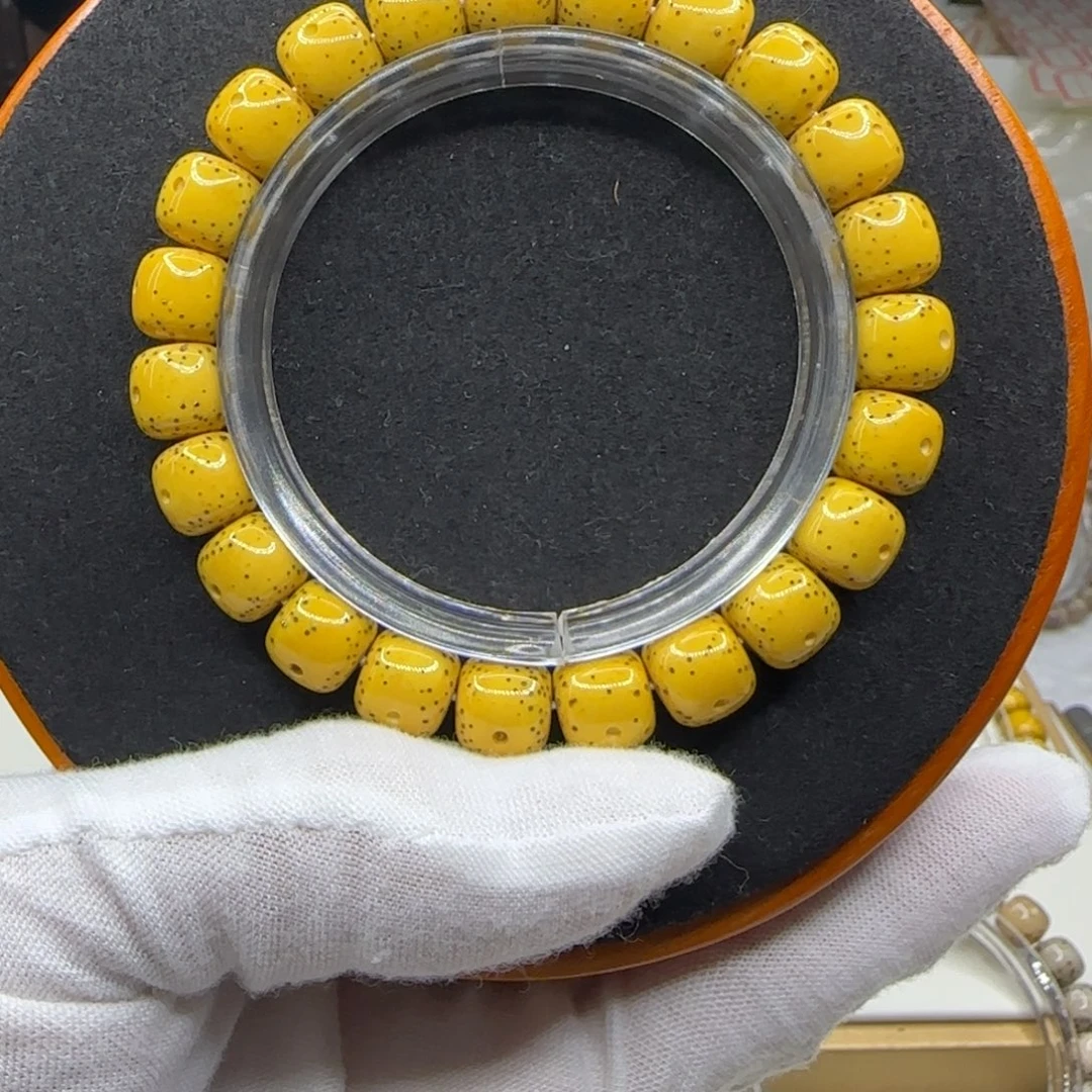 星月菩提手串鸡油黄通体留白10×9同枝果a4