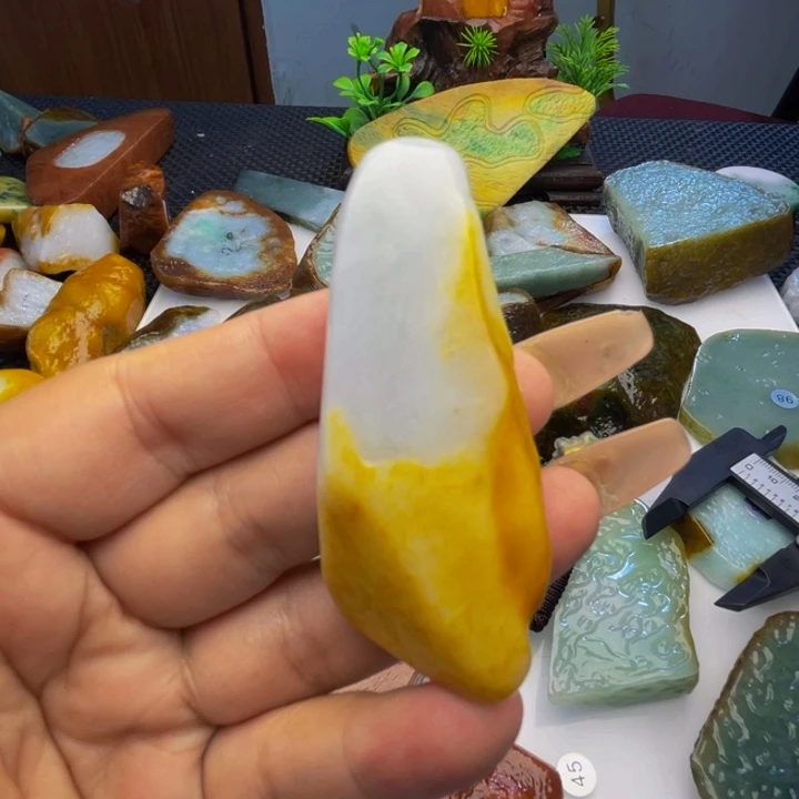 翡翠挂件未镶嵌翡翠