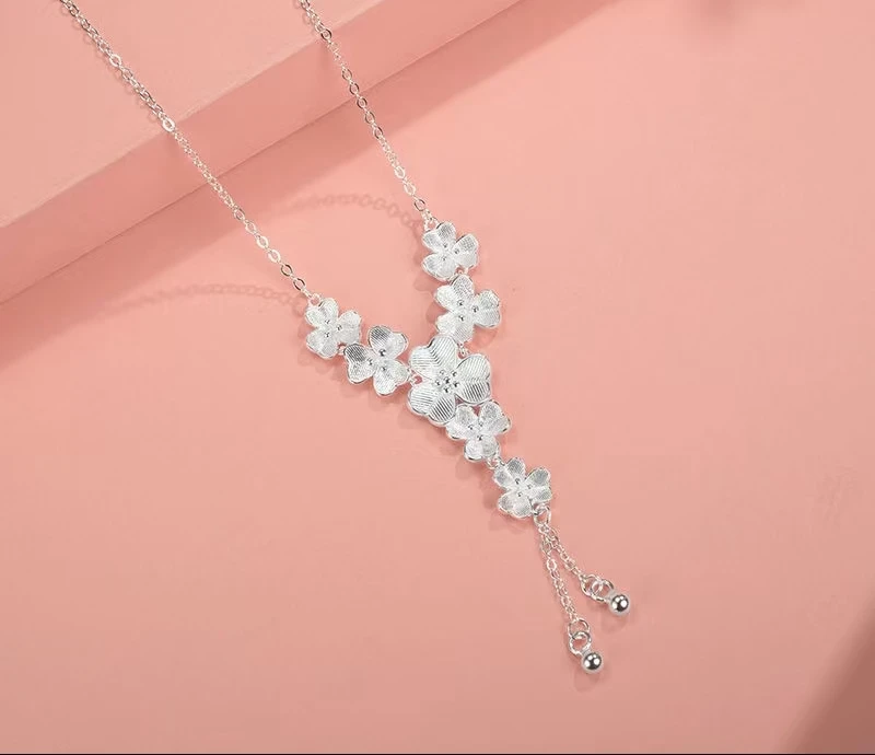 坠链均足银 时尚百搭三角梅花项链