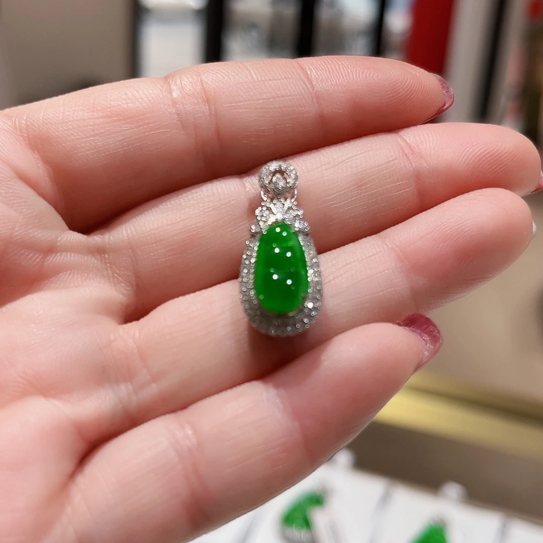 翡翠颈饰18K金镶嵌翡翠吊坠