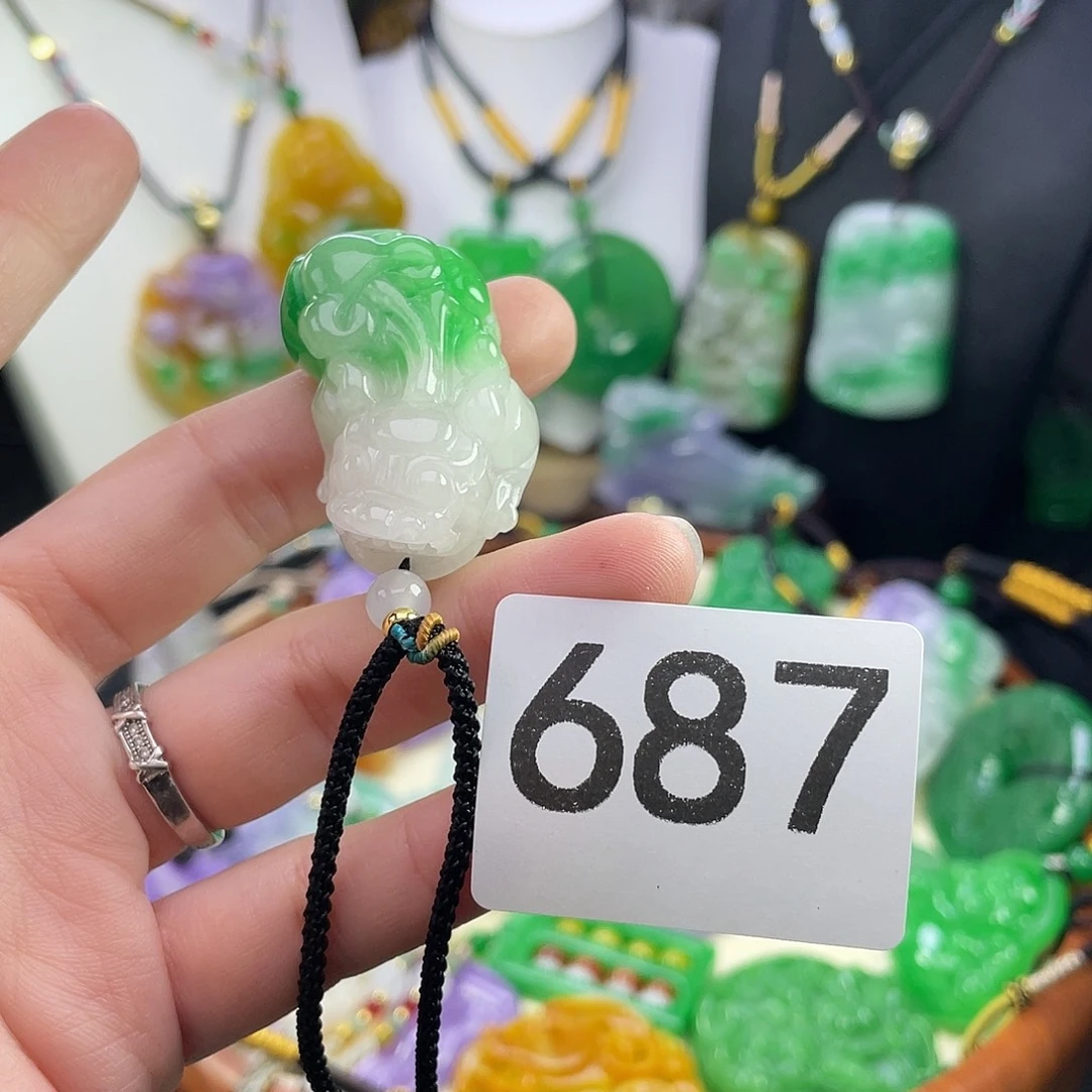 翡翠未镶嵌吊坠(赠链)