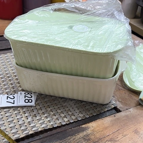 微瑕，不能明火，口径21高度7宽12奶油，抹茶绿