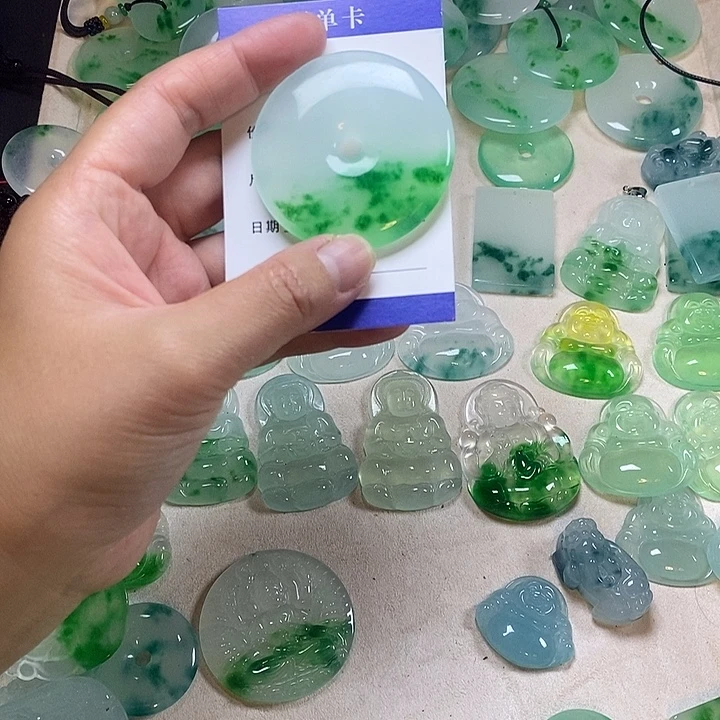 翡翠未镶嵌颈饰平安扣