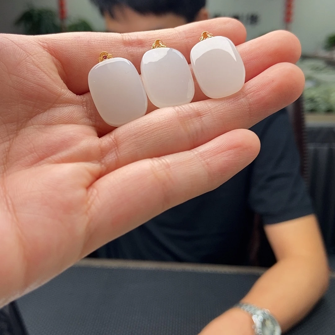 颈饰18K金镶嵌和田玉颜色多样性发拍一发一