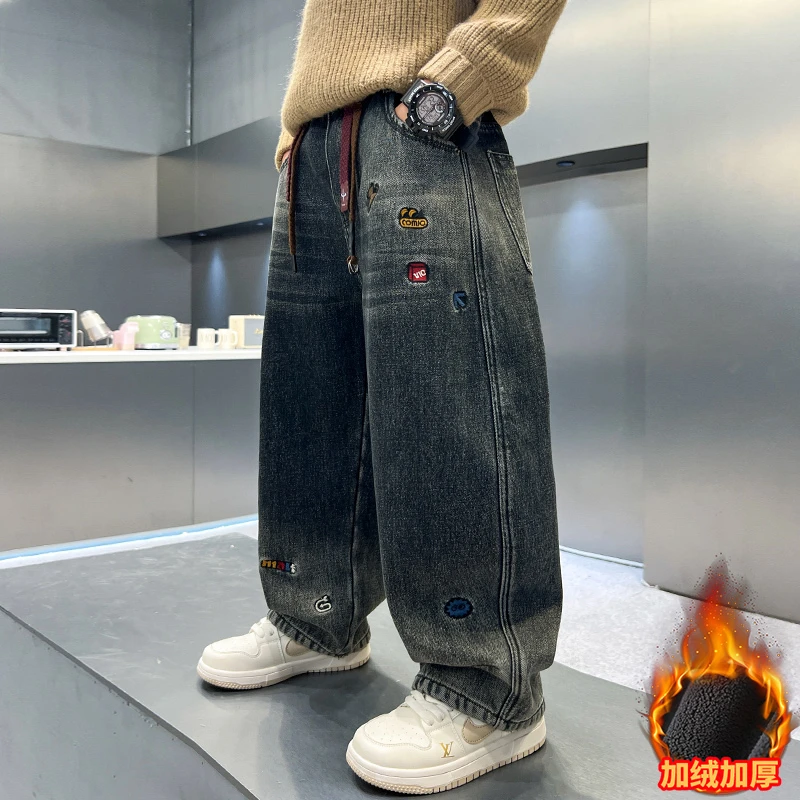 男童冬装裤子2025新款加绒加厚牛仔裤保暖刺绣贴布宽松帅休闲潮酷