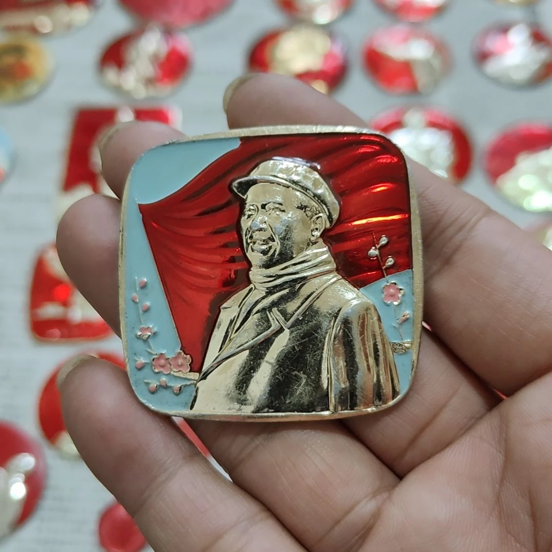 福***坤其他普通金属圆形红色人物像章