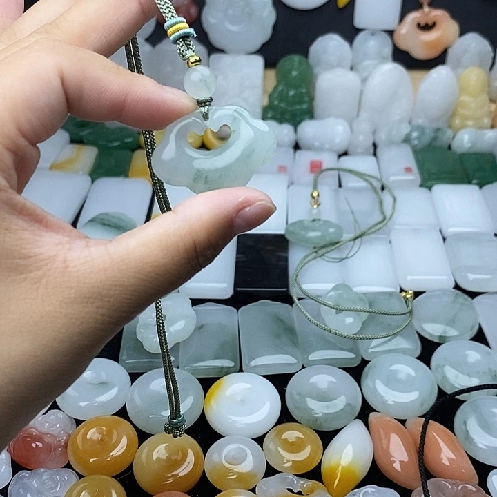 石英质玉未镶嵌颈饰人**梦