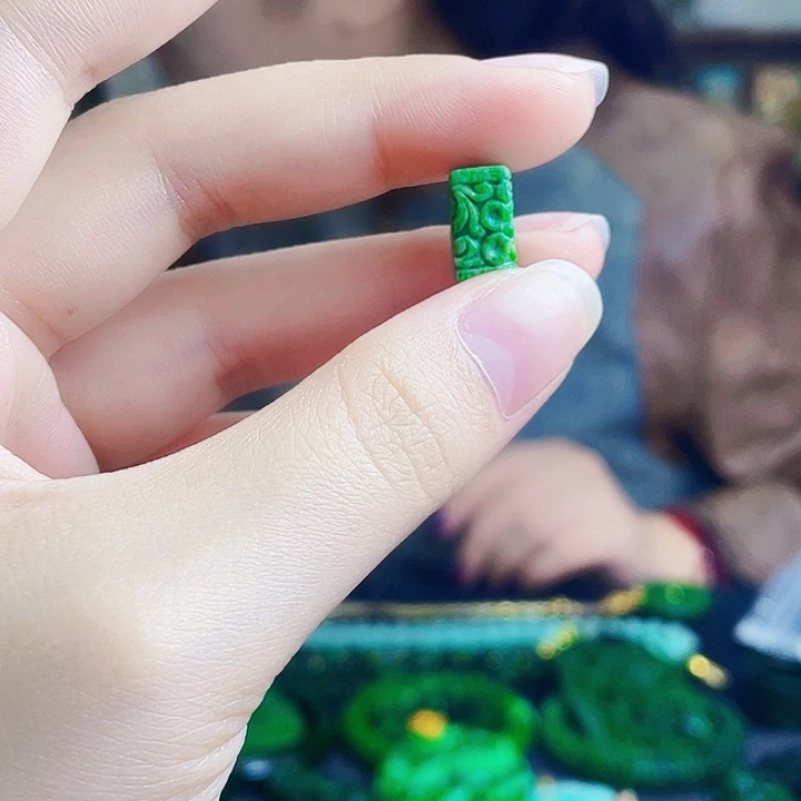 翡翠未镶嵌颈饰多样性