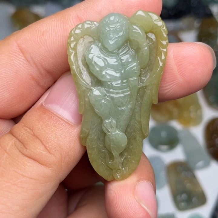 翡翠未镶嵌颈饰雷震子
