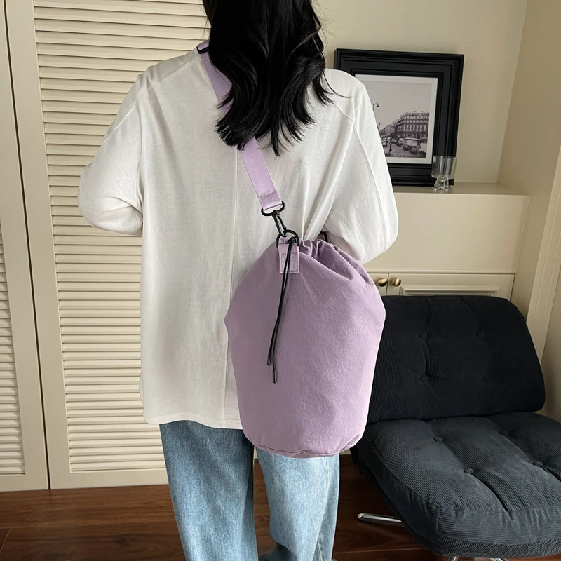 原创设计抽绳水桶包女2025春夏新款轻便日常单肩包休闲运动斜挎包