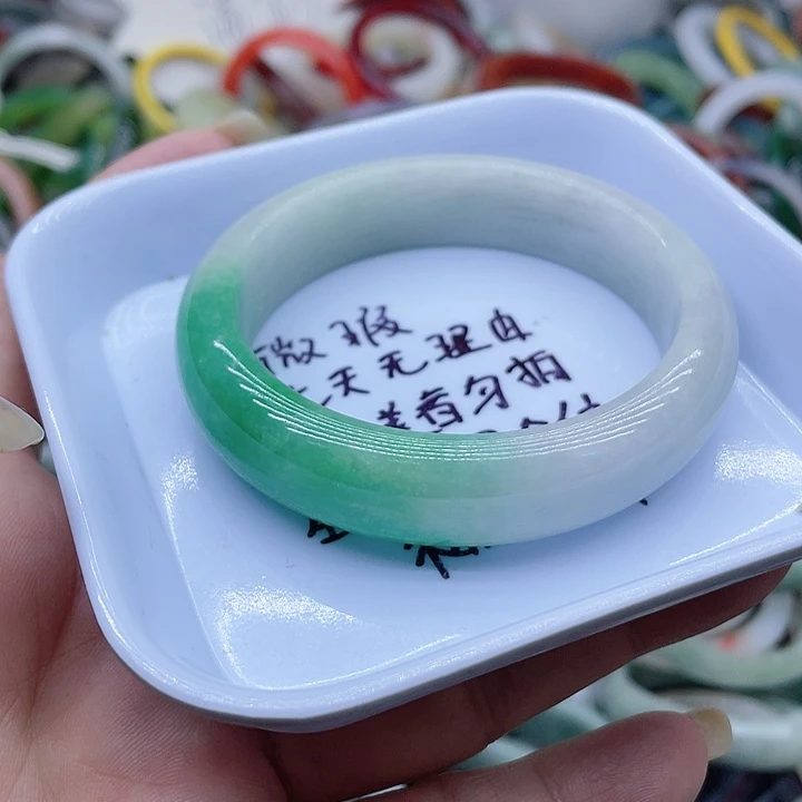 翡翠未镶嵌手镯有纹无裂