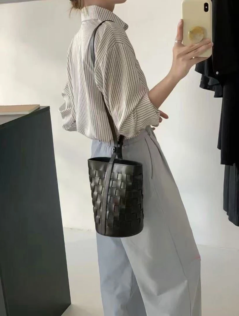 进口头层植鞣皮编织水桶包包（B8855#）爱唯依