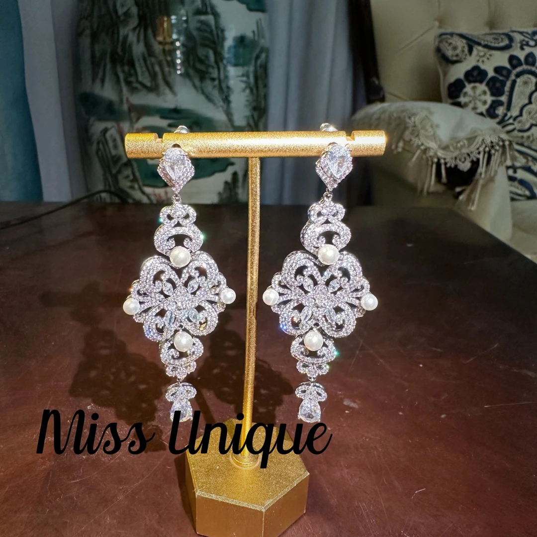 B1943宫廷风白色长款珠珠耳环