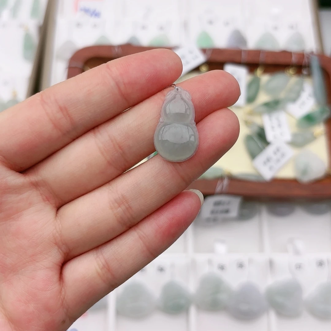 翡翠颈饰未镶嵌葫芦