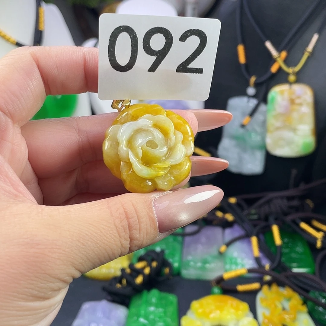 翡翠未镶嵌吊坠(赠链)