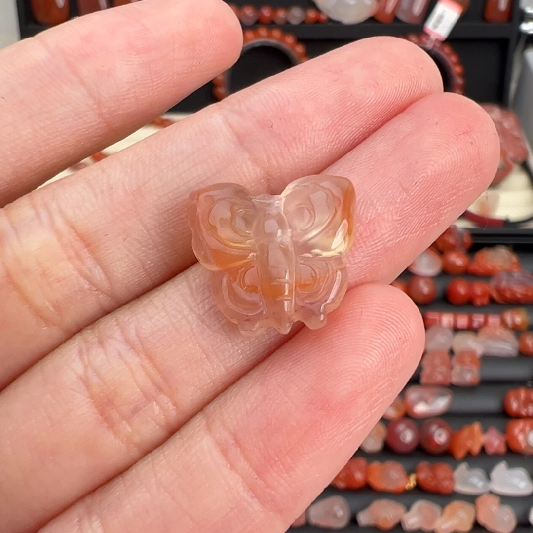 南红玛瑙未镶嵌颈饰蝴蝶
