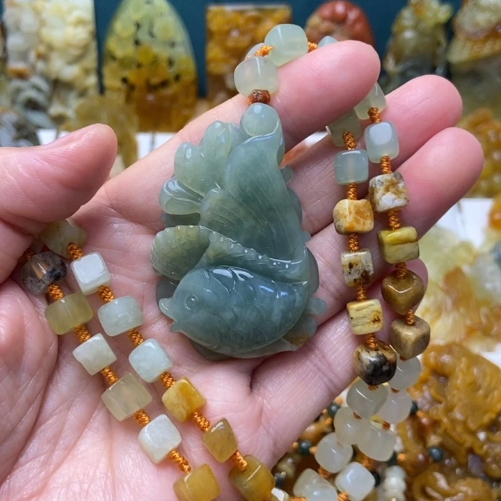 君***泽蛇纹石玉未镶嵌颈饰