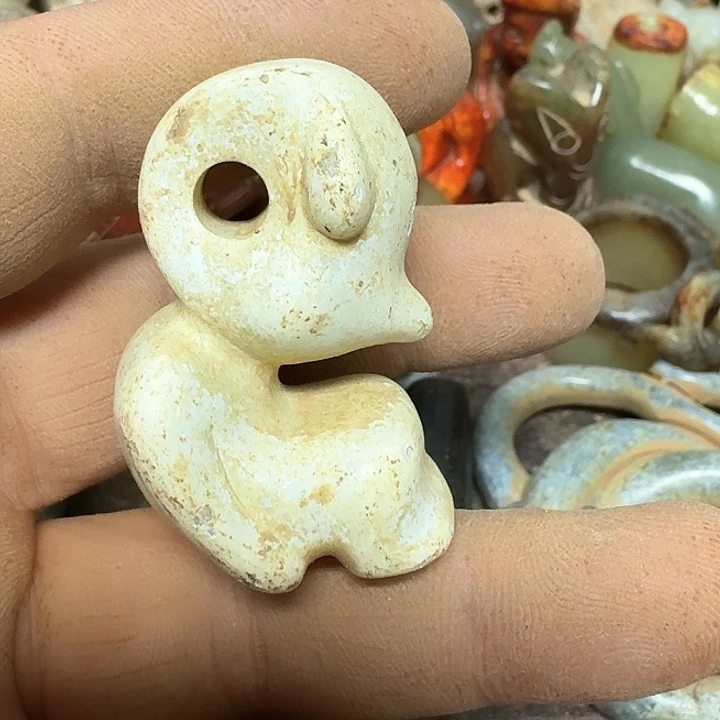 蛇纹石玉颈饰未镶嵌