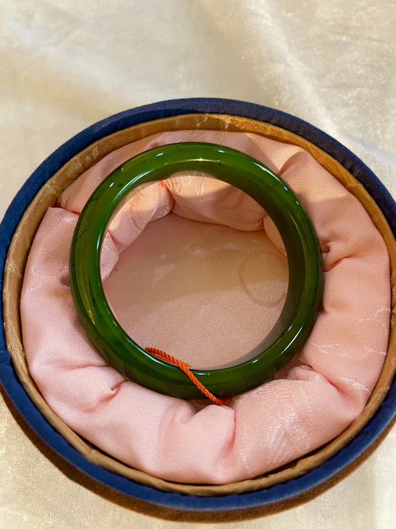 <麟瑞珠宝>红皮老料和田玉碧玉辣阳绿果冻料手镯（多样性发其一）