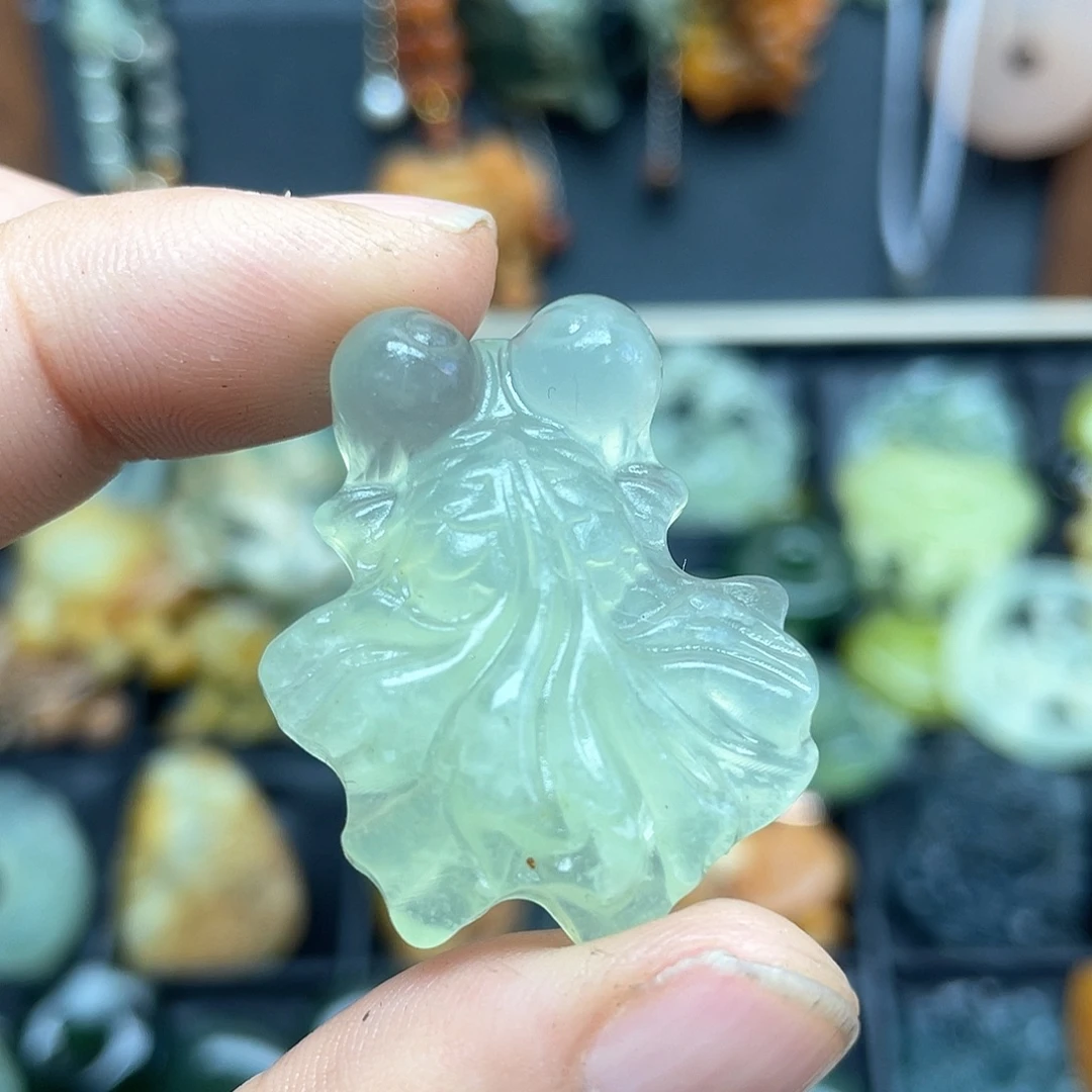 晓***悦未镶嵌蛇纹石玉颈饰