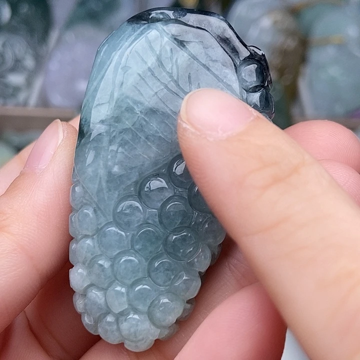 翡翠未镶嵌颈饰翡翠有微瑕