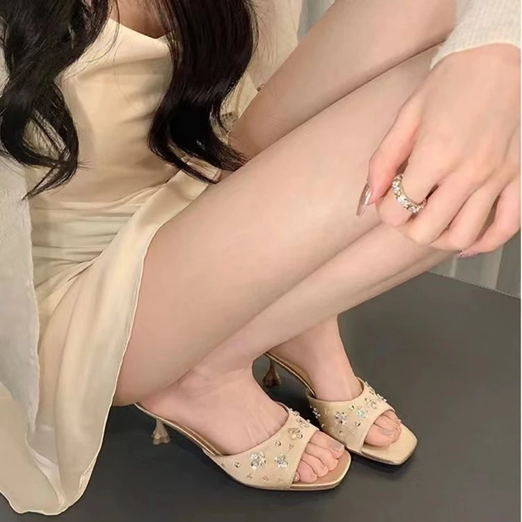 2025年气质方头花瓣水钻露趾一字拖鞋女夏季外穿小猫高跟凉拖101