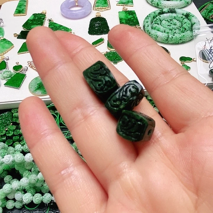 翡翠未镶嵌颈饰玉***姐挂件