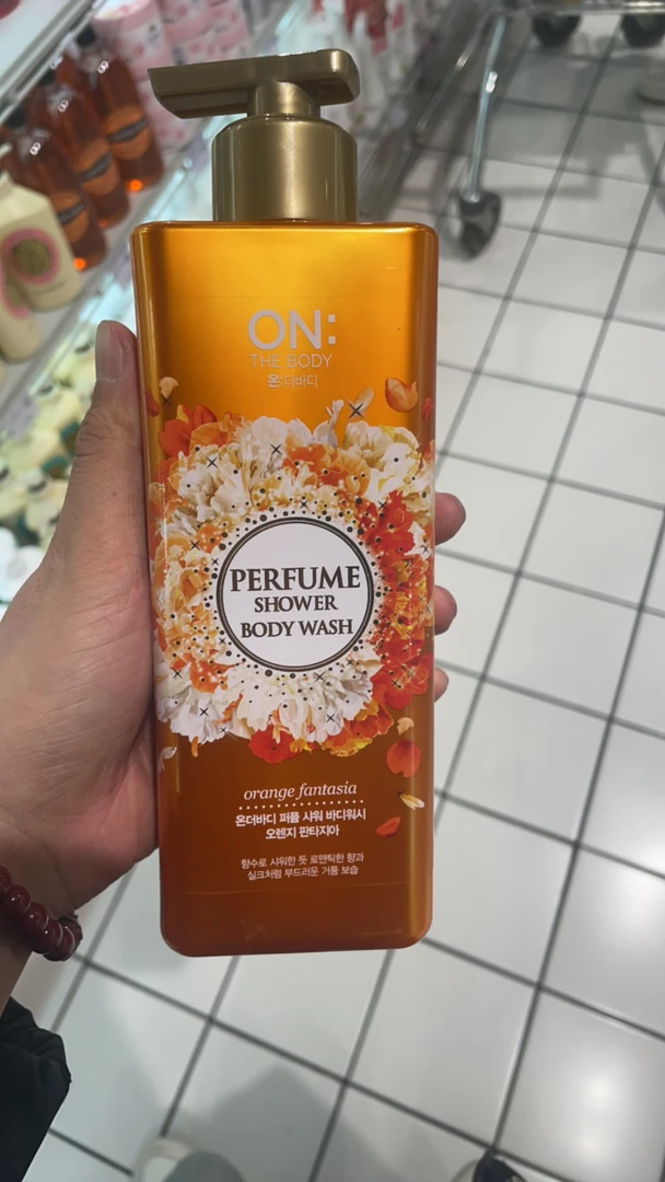 许昌超市代购保湿水润补水花香留香嫩肤美肌香氛沐浴露