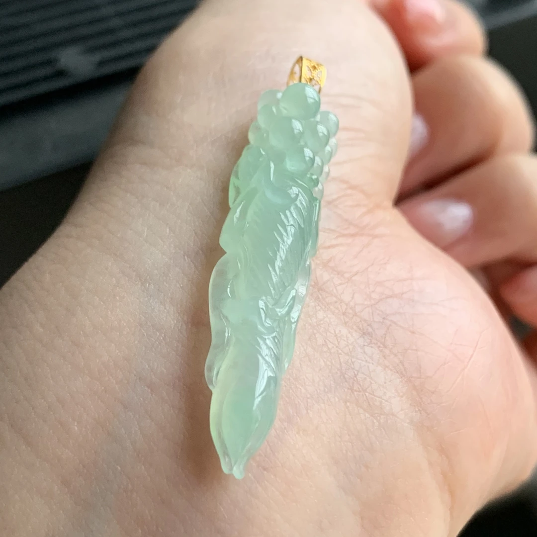 缅甸A货翡翠冰胶甜果绿人参18K39.5x10.1x6.7mm自然光