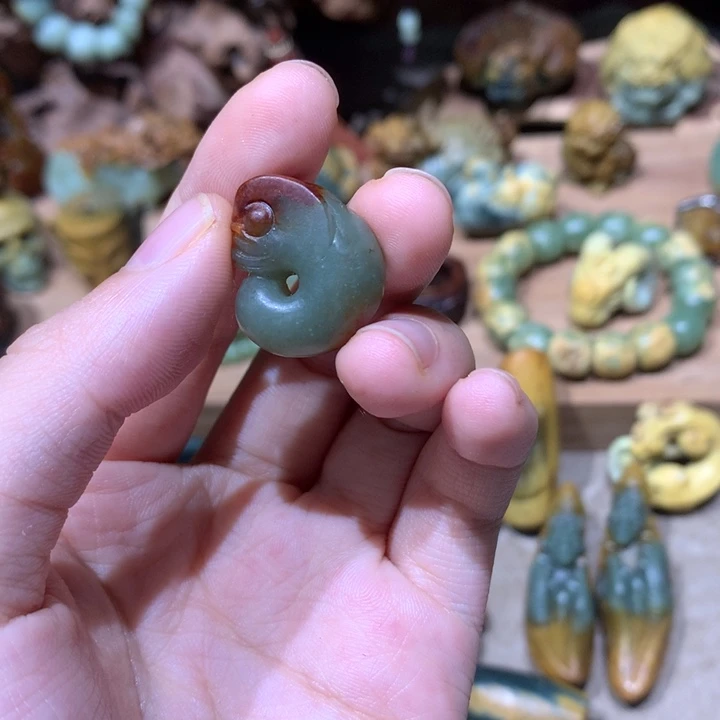 未镶嵌岫岩河磨玉（透闪石质玉）挂件