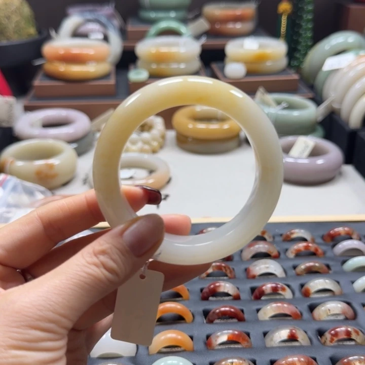 石英质玉未镶嵌手镯