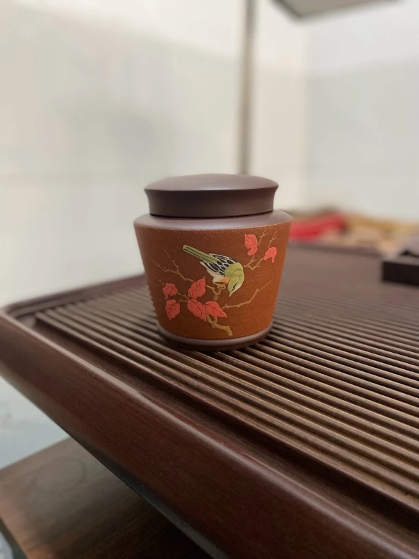 紫砂小茶叶罐，上面泥绘花鸟，精致可爱