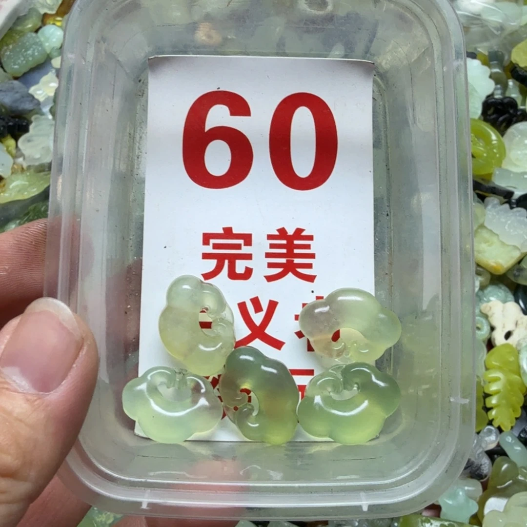 蛇纹石玉吊坠未镶嵌