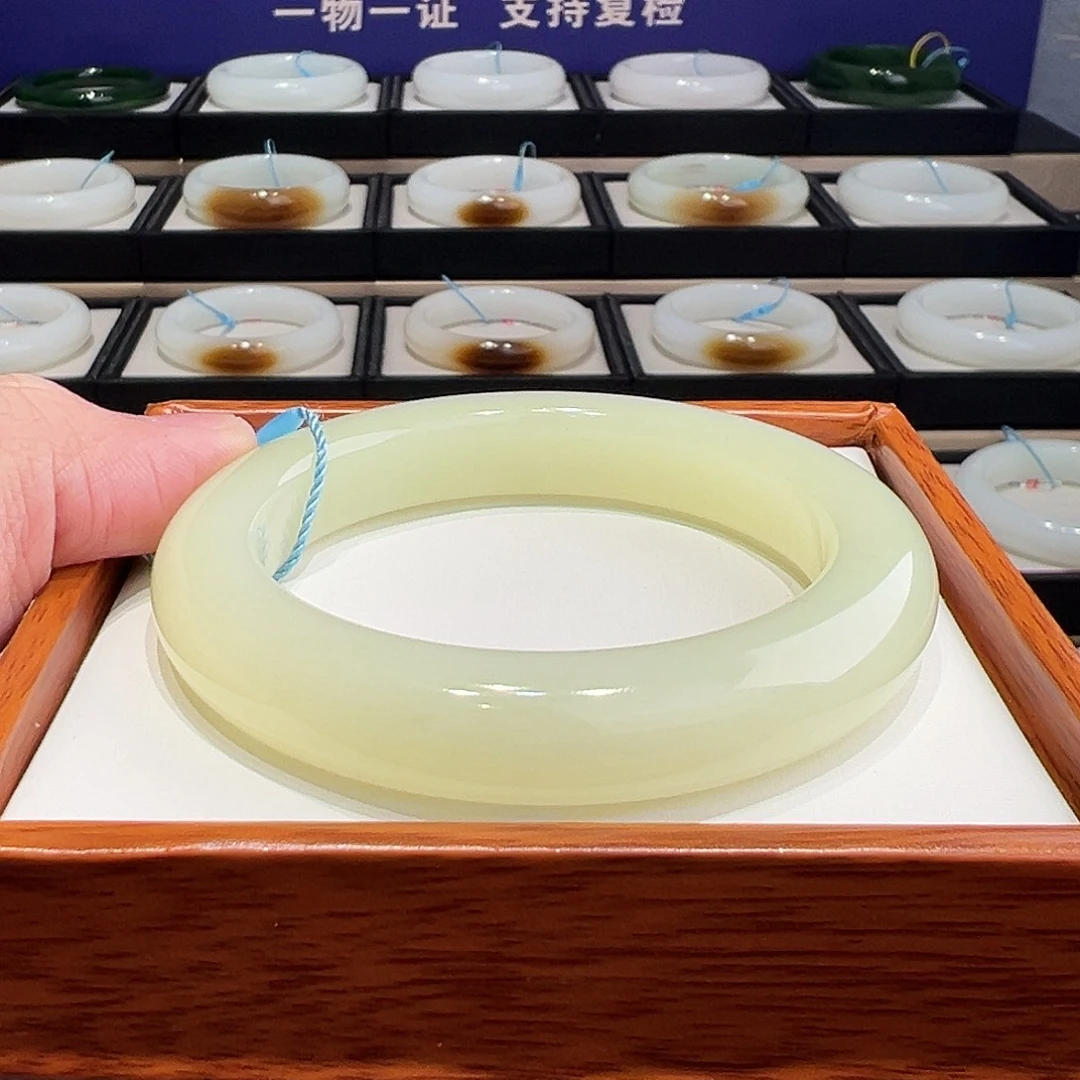 和田玉未镶嵌手镯