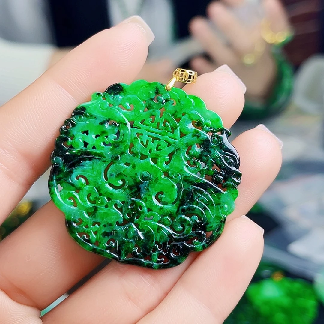 颈饰18K金镶嵌翡翠多样性