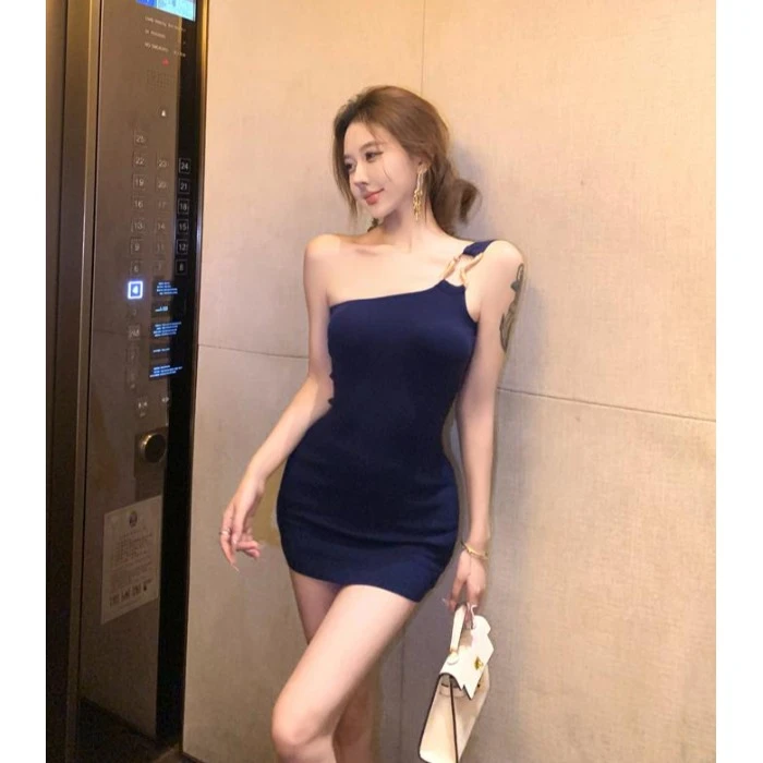 纯欲风斜领单肩无袖连衣裙女夏季紧身辣妹短裙显身材收腰包臀裙子