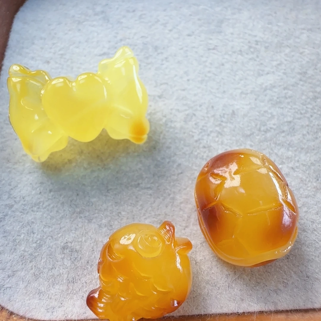 热***.琥珀未镶嵌颈饰琥珀蜜蜡