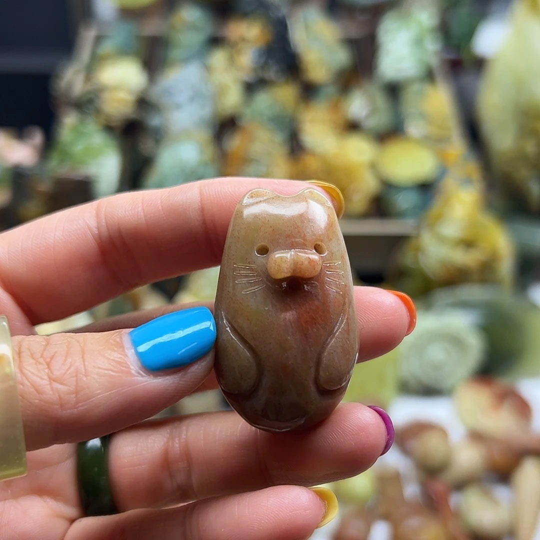 岫玉未镶嵌颈饰梅**莎辽阳红