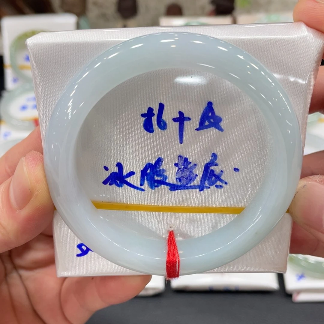 翡翠手镯未镶嵌翡翠