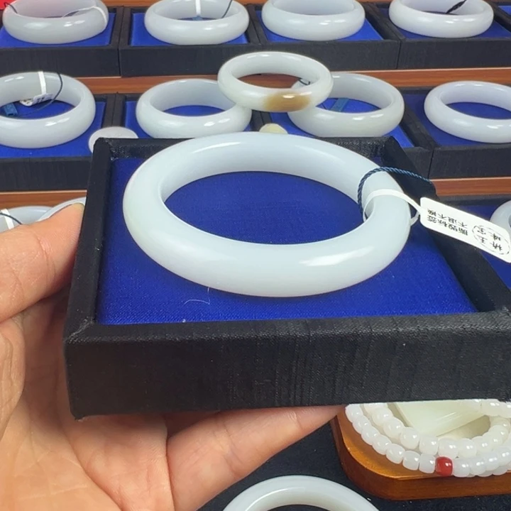 当***郎和田玉未镶嵌手镯