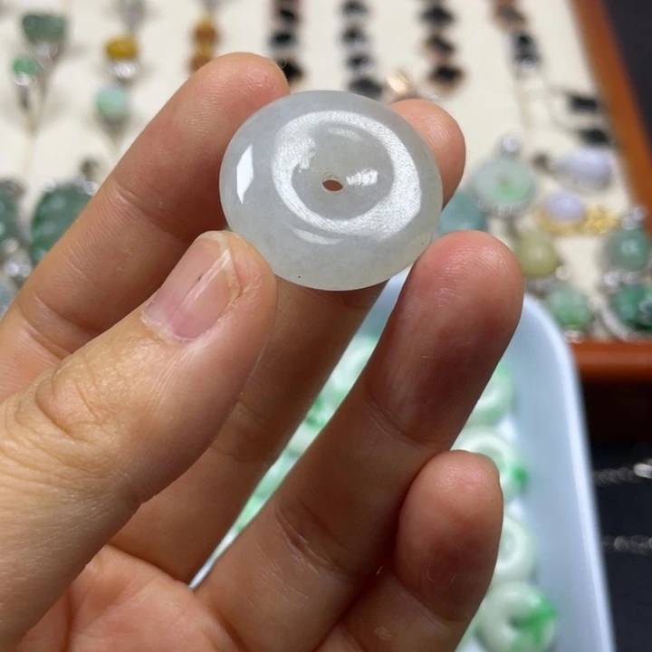 翡翠未镶嵌颈饰平安扣