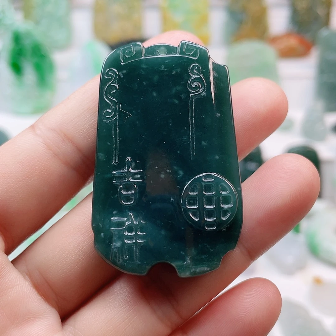 翡翠颈饰未镶嵌仿古牌