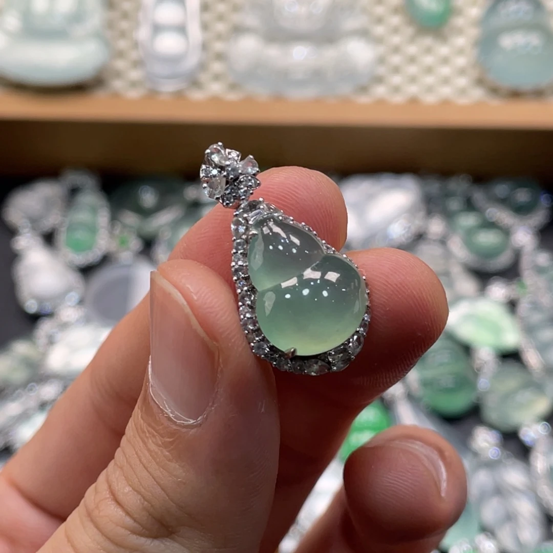 翡翠18K金镶嵌颈饰葫芦