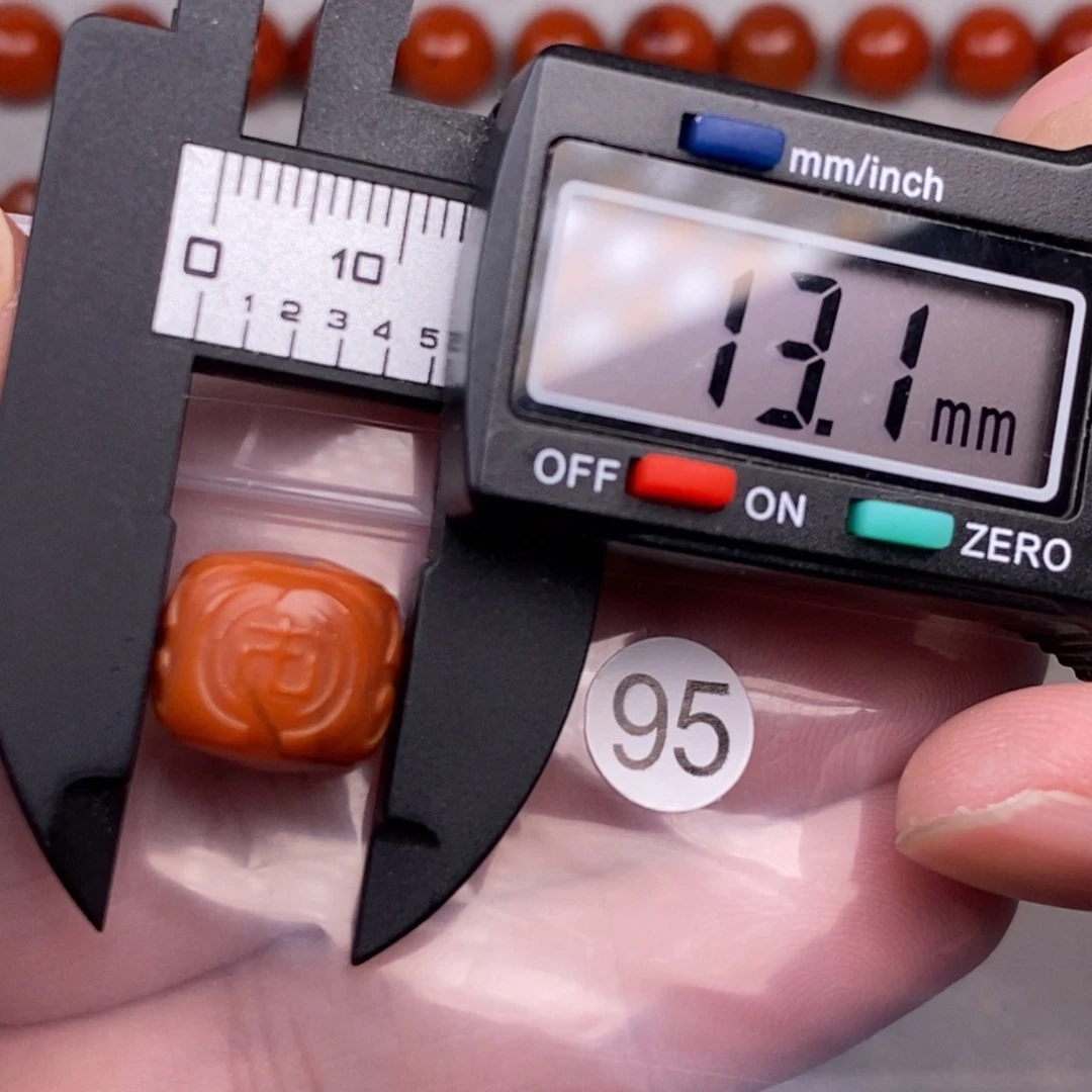 南红玛瑙未镶嵌配饰有瑕疵