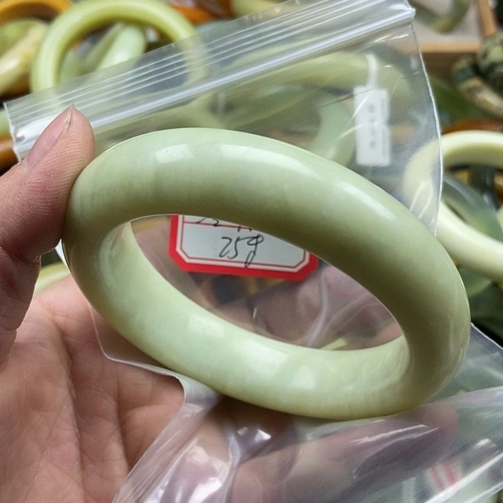 蛇纹石玉手镯未镶嵌冷*静