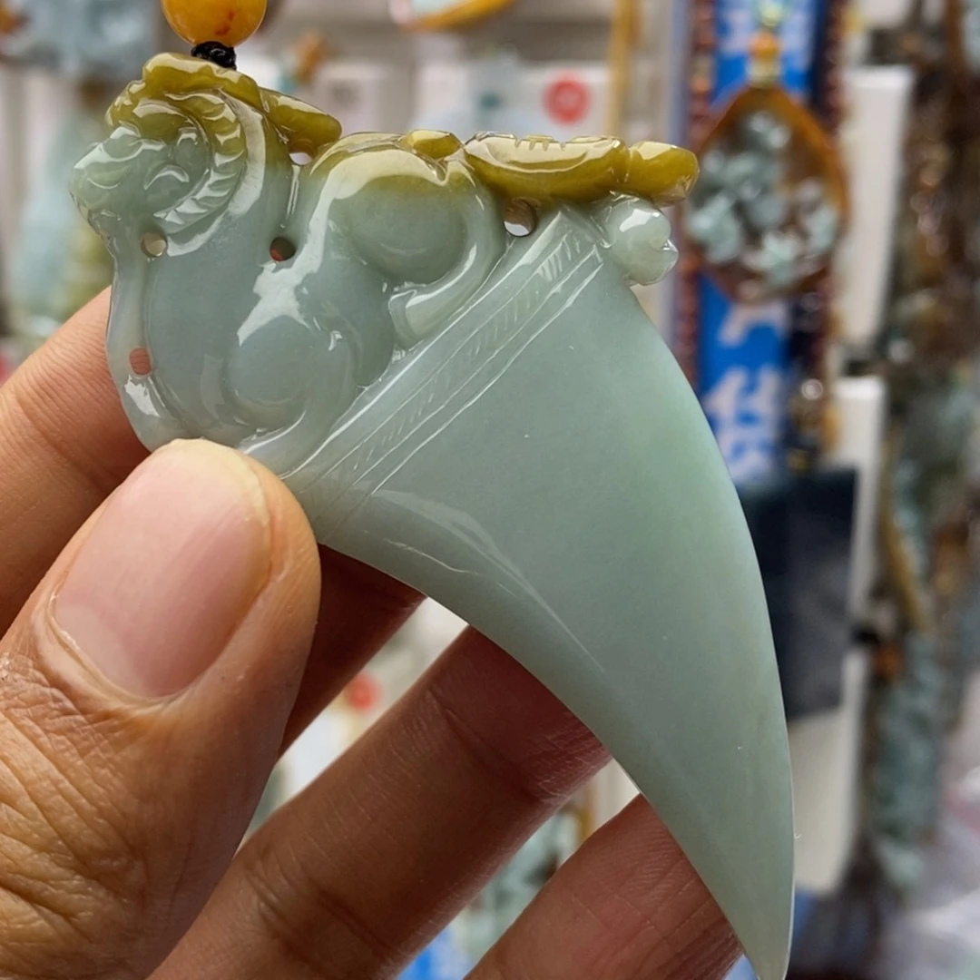 翡翠未镶嵌颈饰牙