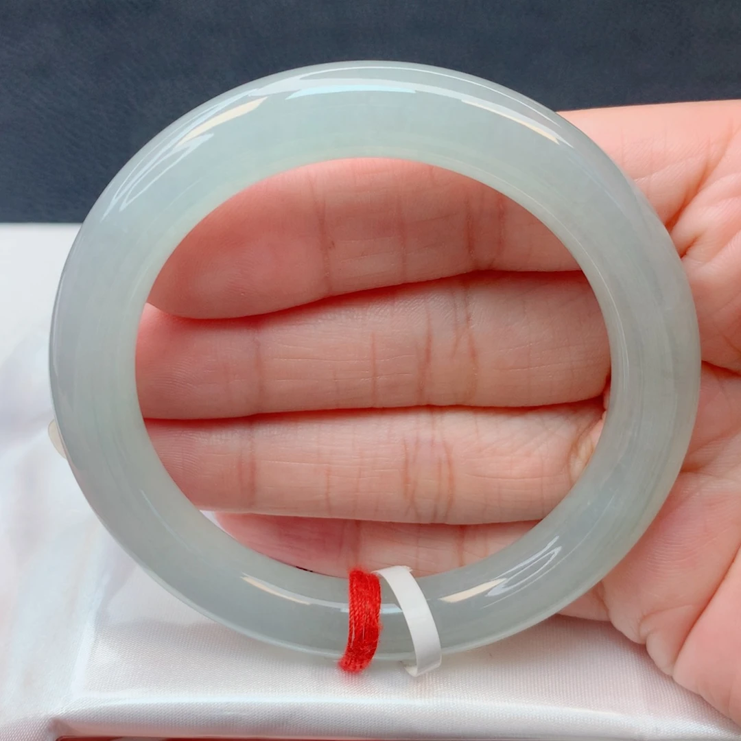 翡翠未镶嵌手镯55圆条 糯冰起光起胶淡绿底无纹裂有棉