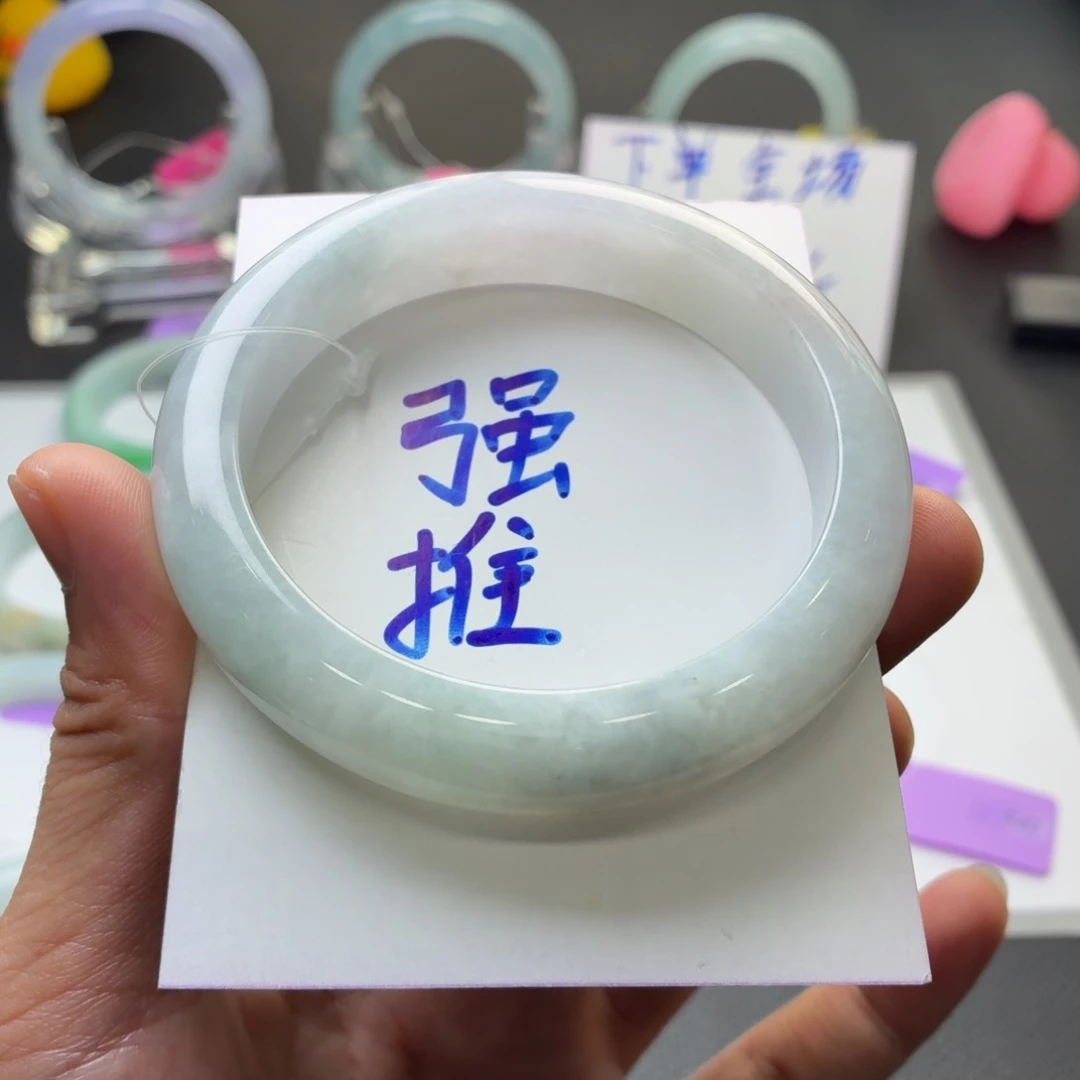 翡翠手镯未镶嵌翡翠手镯